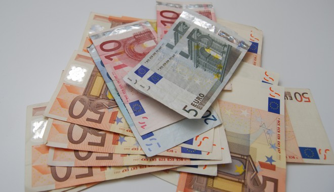 Euro a trecut iarăși de pragul de 4,4 lei - 0000653bancnoteeuro-1360707280.jpg