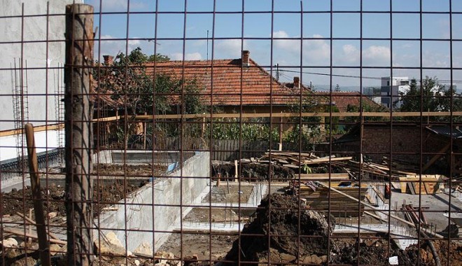 Casa vecinului, înaltă cât cere legea - 00024268large-1381187460.jpg