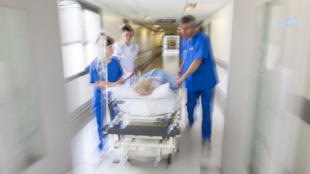 SCANDAL DE AMPLOARE! ANGAJAȚII UNUI SPITAL VINDEAU DROGURI COPIILOR. Tinerii, otrăviți cu substanța respectivă - 0090921201hospitaltrolley-1497006186.jpg