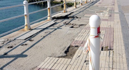 Fisurile de pe faleza din apropierea Cazinoului nu au fost astupate din cauza vântului - 0091eea56a8d6331218f4c9a42563f76.jpg