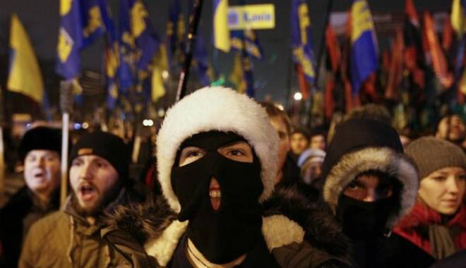 Mii de ultranaționaliști au defilat cu torțe la Kiev - 010123241618110811-1420190353.jpg