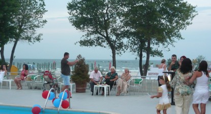 Seri de socializare, pe terasa Hotelului Iaki - 014c073ef65e4a7ef73acd61cf606164.jpg