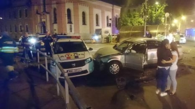 O șoferiță a făcut praf o mașină de Poliție. Un om al legii a fost rănit - 01accident080518221146100-1525763780.jpg