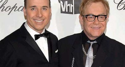 Elton John și iubitul său au devenit părinții unui băiețel - 01e5405ccd7d3efa1fd033aa7b7489e9.jpg