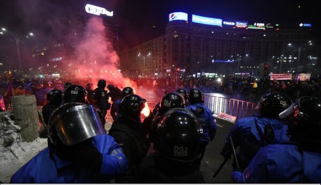 PROTESTUL SE LASĂ CU HAOS / Conflicte între jandarmi și manifestanți - 02012321356983282-1485984717.jpg