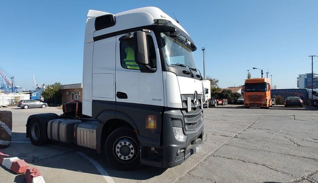 Camion furat din Polonia, descoperit de polițiști în Portul Constanța - 0214cec8ae04427da8e28bd1a37e8fd0-1730107151.jpg