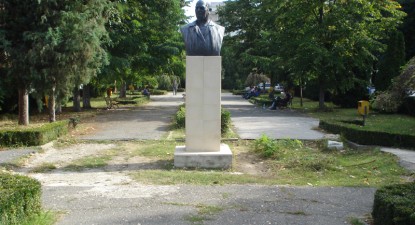 Bustul lui Ioan N. Roman zace în mizerie - 022dd5a7de2507f5eb49a55e6ceb8930.jpg