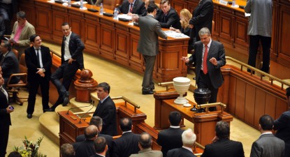 România în criză politică: Guvernul Boc II a căzut - 025f04c5c7621fef6e93edc5cb04808c.jpg