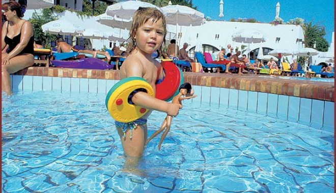 Sfaturi pentru părinți: Cum să eviți tragediile la piscine - 027babypool-1340182672.jpg