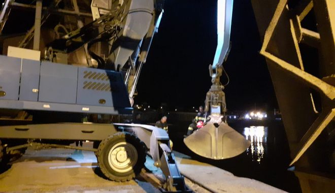 SALVARE ÎN PORTUL CONSTANȚA: cățeluș căzut în apă, scos de pompieri - 02aa512e68324b9992b667d745688b3d-1628415333.jpg