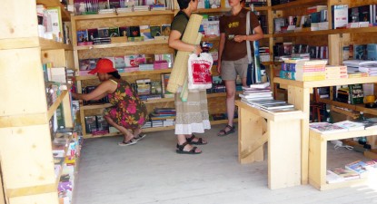 La Vama Veche, o librărie între tarabe - 02cea8cdf66947c12e2d704f2321dc0b.jpg
