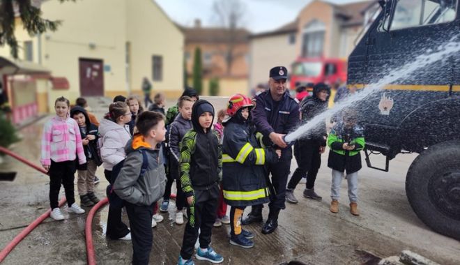 Peste 1.000 de elevi pregătiți de pompieri pentru situații de urgență, la „Școala Altfel” - 0310231203coalaaltfel1-1683293668.jpg