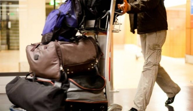 30 de angajați ai unui aeroport din Franța, arestați pentru furt din bagaje - 0320025bagajeaeroport1df373766a-1354125213.jpg