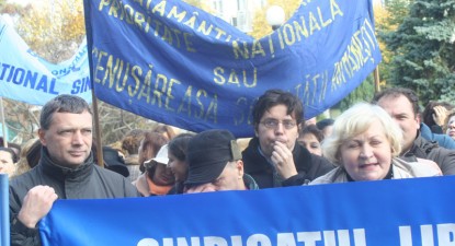 Sindicaliștii din învățământul constănțean pichetează Prefectura - 03450e16b270eff0c705ac89f4288996.jpg