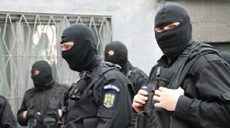Șase persoane reținute pentru trafic de minori și proxenetism - 03mascatitop06428800-1333572431.jpg