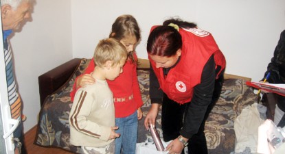 Peste 200 de familii ajutate de Crucea Roșie de sărbători - 04b416786c09e988ddd7e60d58cfd00e.jpg