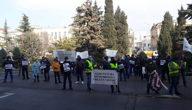 GALERIE FOTO / Fermierii protestează la Constanţa - 05087f6994104d1eb292af4492f860fc-1613650915.jpg