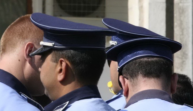 DOI POLIȚIȘTI DIN CONSTANȚA, PRINȘI ÎN FLAGRANT ÎN TIMP CE LUAU ȘPAGĂ DE LA UN ȘOFER - 05politistipolitisti1-1502432804.jpg