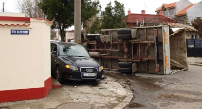 Accident spectaculos în apropiere de piața Chiliei - 07aa55efa914bd335cfcfae098ed58fc.jpg