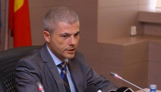 Parchetul, SESIZAT în cazul Dan Diaconescu. DD e acuzat de ÎNȘELĂCIUNE - 08vulpescucpfcffdec9ab56ca7a7163-1349253273.jpg