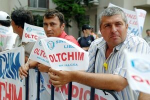 Vâlcea: Sindicaliștii de la OLTCHIM au întrerupt lucrul și au ieșit la 