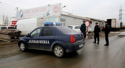 Garda Financiară a sigilat 15 dughene și 7 TIR-uri în Târgul de fructe și legume, din Constanța - 09207cb53f4148d6a611144601bcdce7.jpg