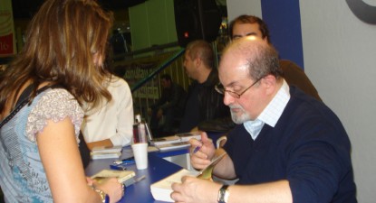 Sesiunea de autografe a lui Salman Rushdie a deschis Târgul de Carte 