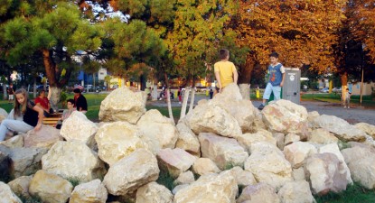 Copiii care vin în parcul de la gară se joacă printre mormane de pietroaie și mirosuri de urină - 0c126e39f8d63756107d6c86751c9e7e.jpg