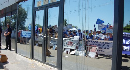 Proteste cu ouă la PDL Constanța - 0c3f40425314745073e174541ba5e6ad.jpg