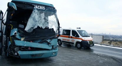Doi bărbați au murit și șapte persoane au fost rănite, după ce un autobuz s-a izbit de un utilaj de deszăpezire - 0d2079fe937915c5f0deb33d45545727.jpg