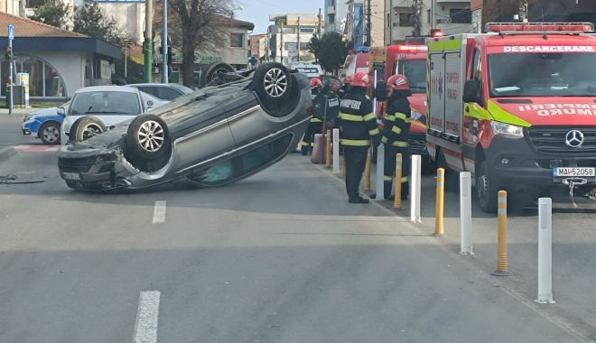 Accident spectaculos în ziua de Crăciun. O mamă și un copil s-au răsturnat cu mașina în zona Delfinariu - 0d6e464898114166adc6ec4787f9156d-1703503571.jpg