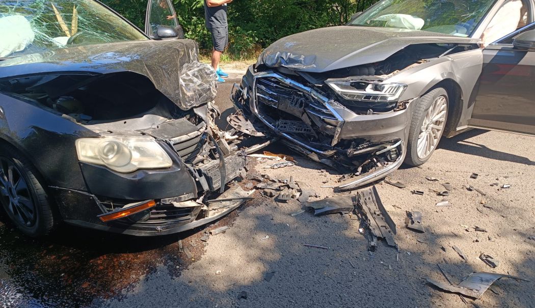 Accident rutier în valea portului. Două persoane au fost transportate la spital