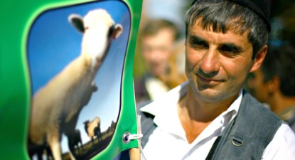 Fermierii amenință cu blocarea principalelor artere rutiere din România - 0e975254c6e211f21a5cca6eb2cf1a82.jpg