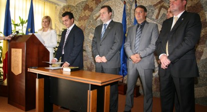 Claudiu Palaz a depus jurământul de prefect înconjurat de membrii PD-L - 0ecf4782361ab6e015c2cb6784e211f6.jpg