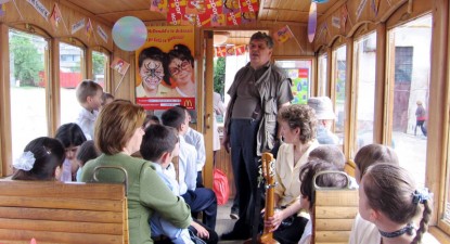 Tramvai pentru copii, decorat în spiritul sărbătorilor - 0fe9778ec4c6d663ddce3f7915464942.jpg