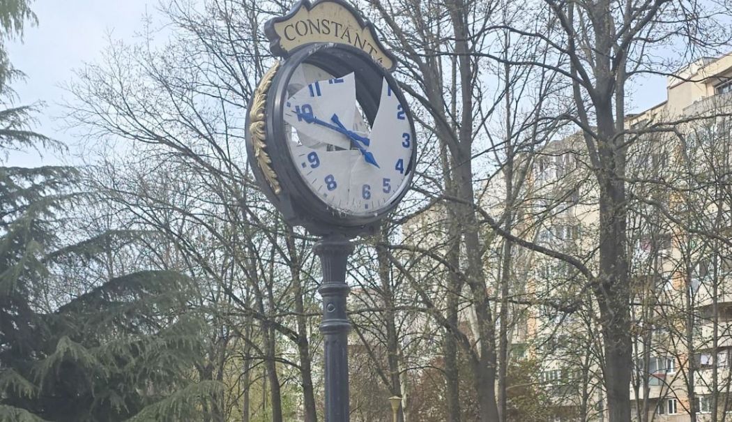 Prins în flagrant când vandaliza ceasul din Parcul Tomis II. Primăria Constanța face un apel către cetățeni
