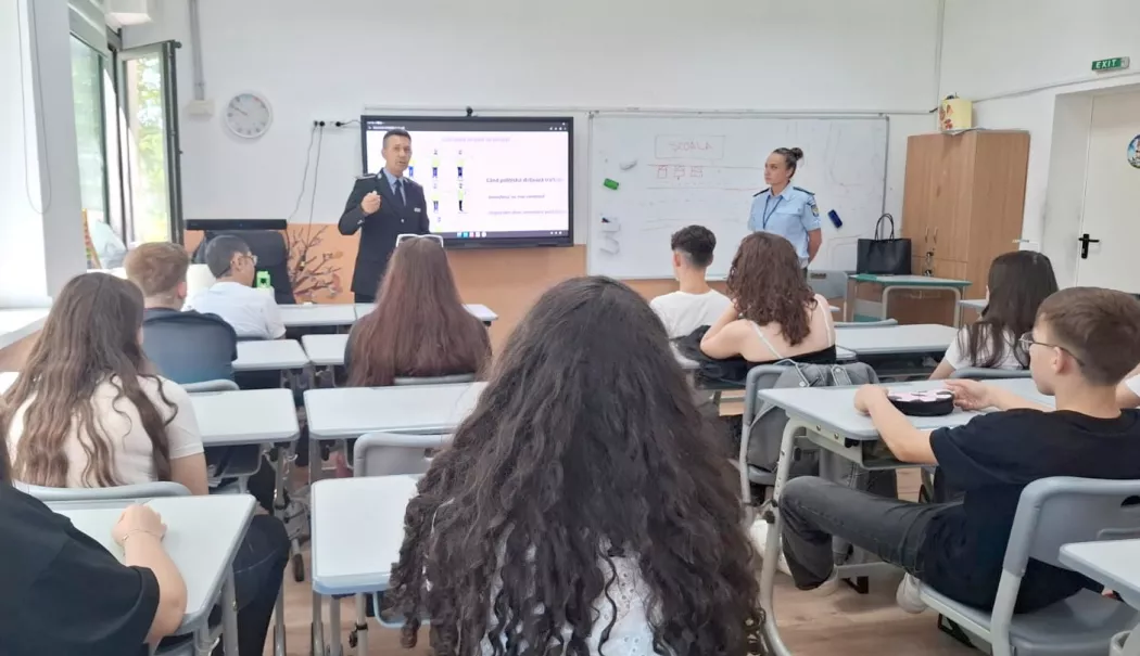 Foto - Acțiune specială a Polițiștilor Locali în școli. Sute de elevi constănțeni au fost educați de autorități