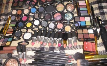 Bucureștean prins la furat de cosmetice în Lazu - 1-1344156670.jpg