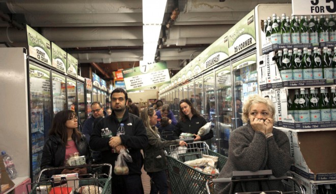 Uraganul Sandy provoacă panică la New York: Cozi imense la supermarketuri pentru provizii / Galerie foto - 1-1351507400.jpg
