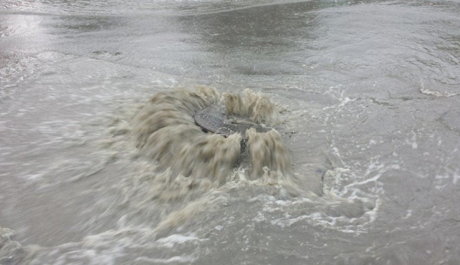 UPDATE. CONSTANȚA SUB APE: Zeci de străzi, gospodării și instituții publice sunt inundate! Canalizările nu mai fac față! GALERIE FOTO - 1-1403006856.jpg