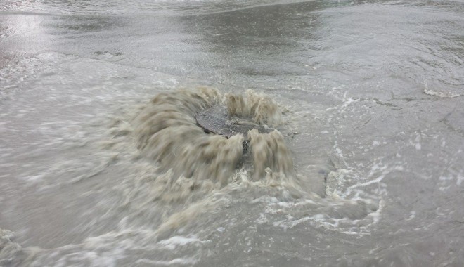Constanța INUNDATĂ. În Coiciu canalizările NU MAI FAC FAȚĂ! - 1-1403007459.jpg