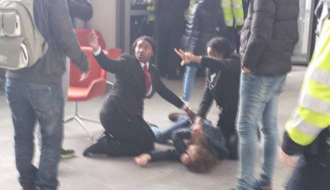 IMAGINI SCANDALOASE LA LONDRA / Peste 12.000 de români așteaptă să voteze. Mai mulți români au leșinat la coadă - 1-1416154964.jpg