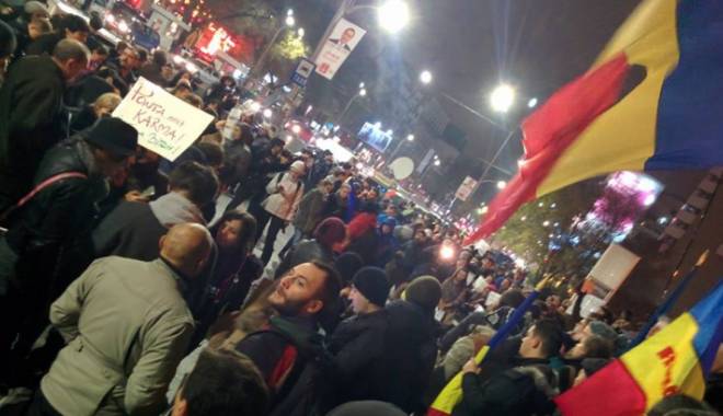 Klaus Iohannis, prezent în Piața Universității - 1-1416175411.jpg