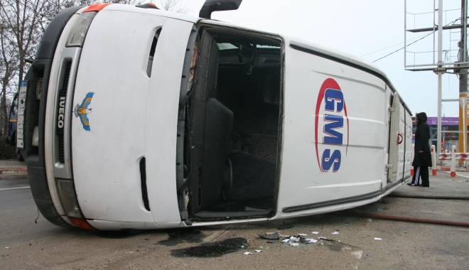 ACCIDENT RUTIER GRAV. Microbuz 301 răsturnat la Gară, 4 victime la spital. Șoferul se certa cu pasagerii - 1-1437980708.jpg