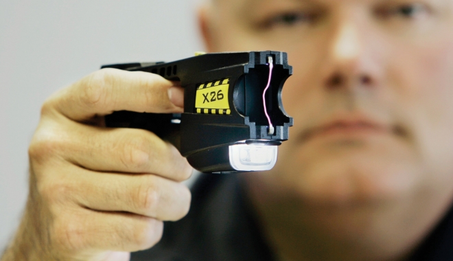 POLIȚIȘTII TREBUIE ECHIPAȚI CU PISTOALE CU ELECTROȘOCURI ȘI BODYCAMERA. Petiție on line pentru dotarea Poliției - 1-1478678993.jpg