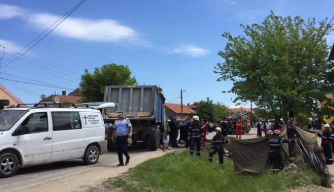 TRAGEDIE. Camion încărcat cu pietriș, răsturnat peste mai mulți pietoni. O fetiță și bunica ei au murit - 1-1494506486.jpg