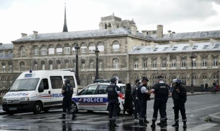 ATAC LA NOTRE DAME DIN PARIS / Un polițist a fost rănit. Cel puțin o mie de persoane se aflau în interiorul catedralei - 1-1496774785.jpg