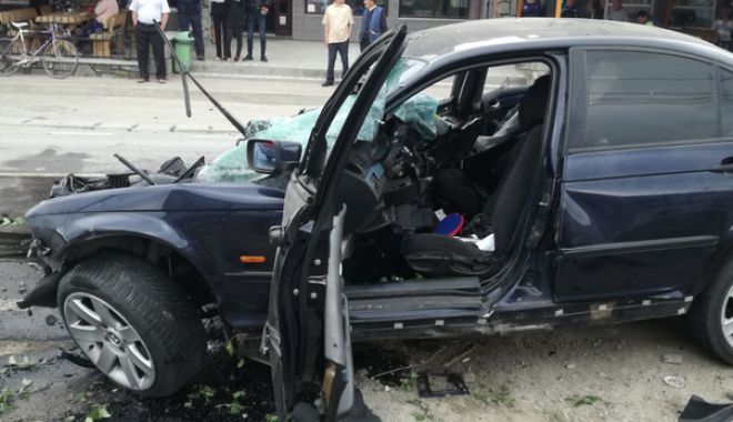 TRAGEDIE RUTIERĂ! Tânăr de 19 ani, MORT după ce s-a izbit cu mașina în parapet - 1-1525601124.jpg