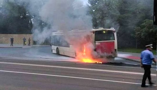 Autobuz cuprins de flăcări pe stradă - 1-1577711632.jpg