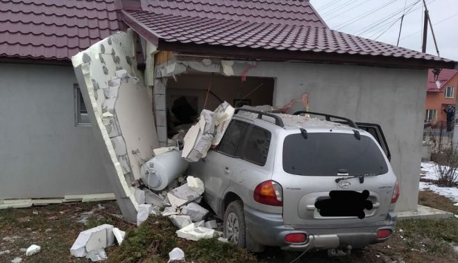 A INTRAT ÎN CASĂ CU MAȘINA! Viteza a fost de vină… - 1-1580042083.jpg